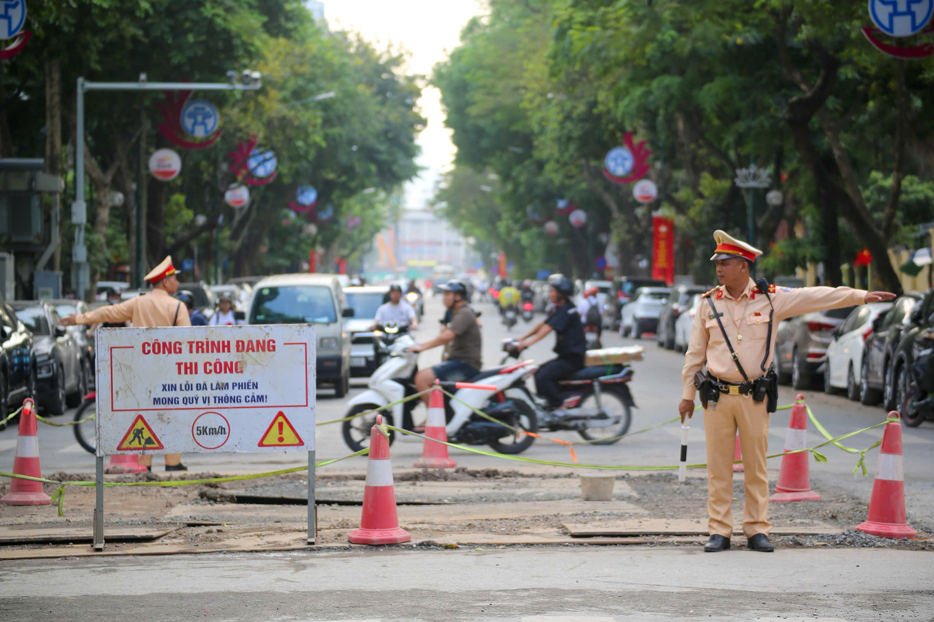 Hà Nội phân luồng, hạn chế phương tiện trên đường Quang Trung để thi công