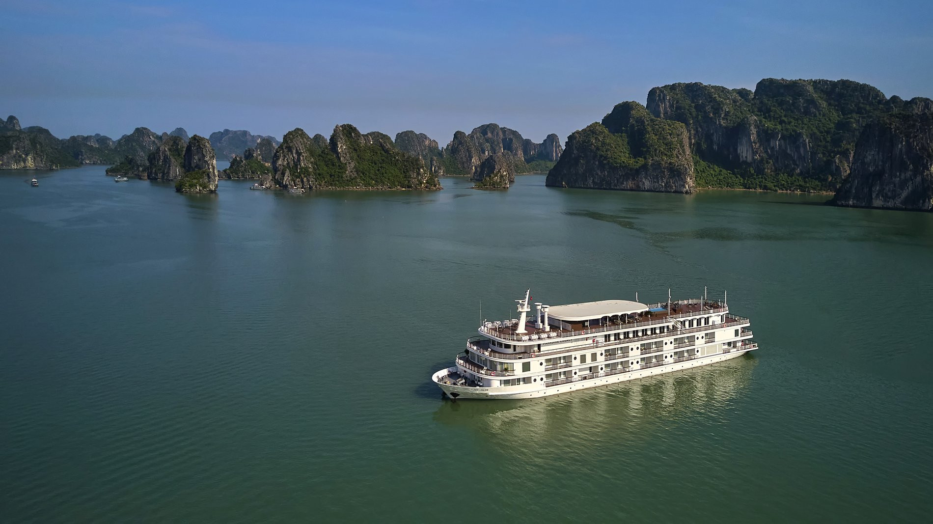 1. Gói gọn ẩm thực, trải nghiệm trong chuyến du thuyền Paradise Legacy giữa vịnh.jpg