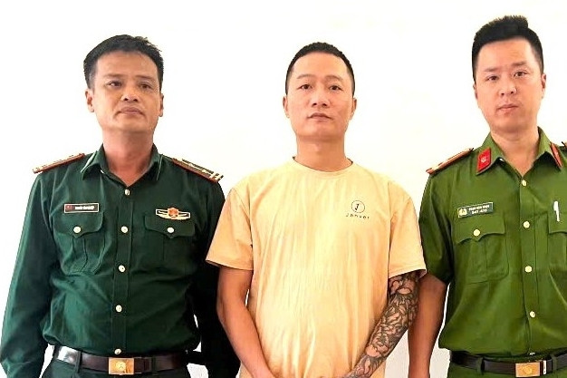 Bắt đối tượng truy nã nguy hiểm khi đang tìm cách vượt biên sang Lào