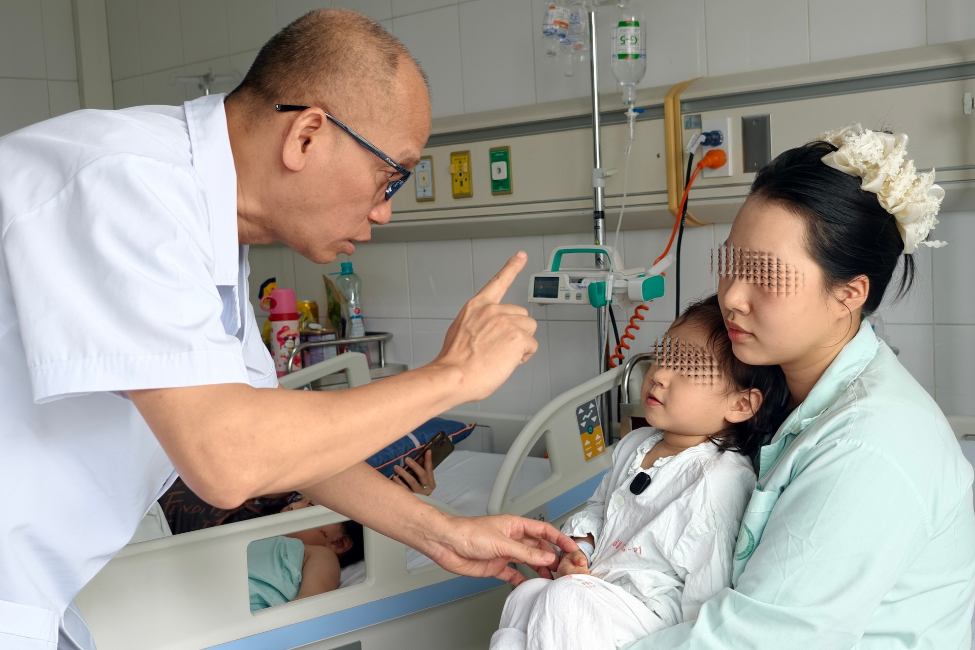 Bé gái gặp nạn khi ăn thịt xiên nướng, bác sĩ phải chuẩn bị tình huống xấu nhất