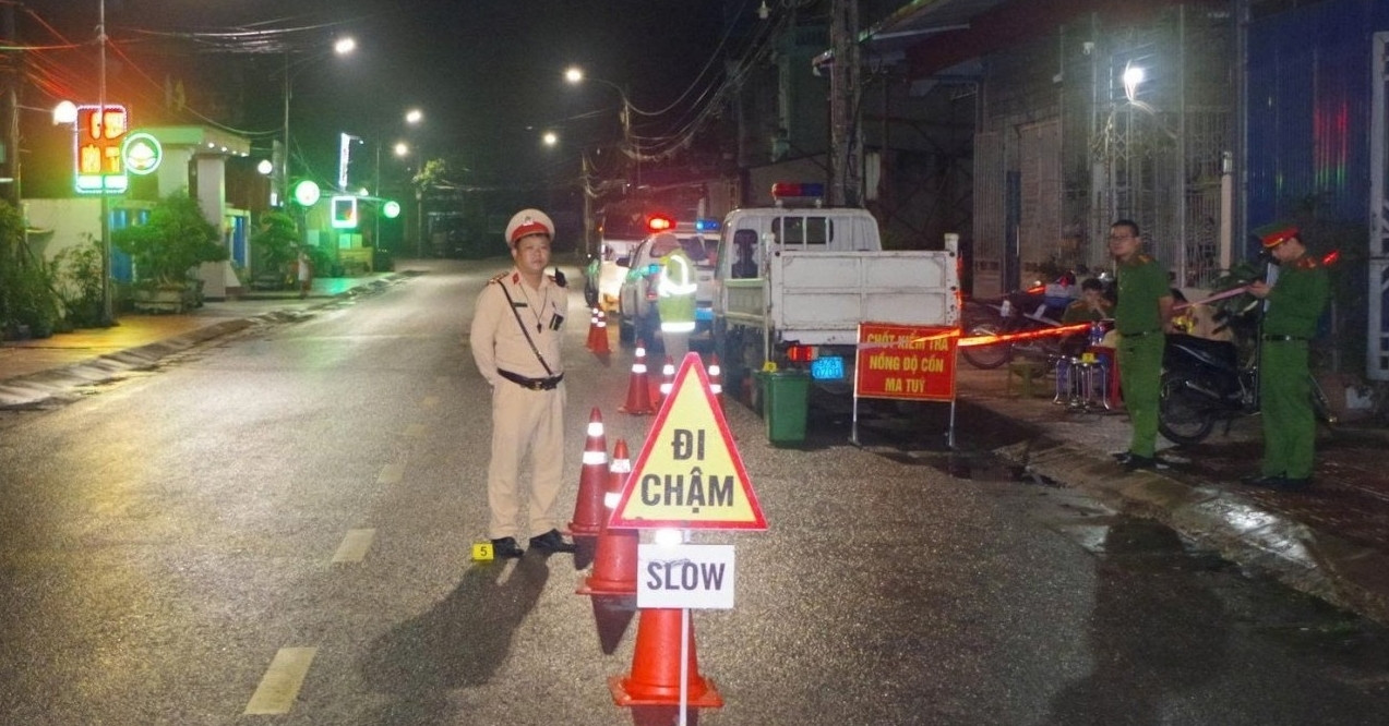 Bị kiểm tra nồng độ cồn, người đàn ông dùng dao tấn công cán bộ công an 관련 이미지