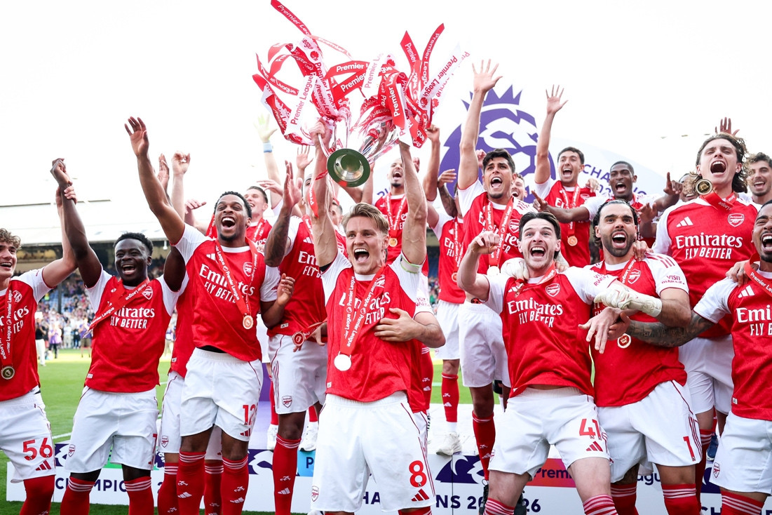 Cầu thủ Arsenal nâng cao cúp vô địch Ngoại hạng Anh