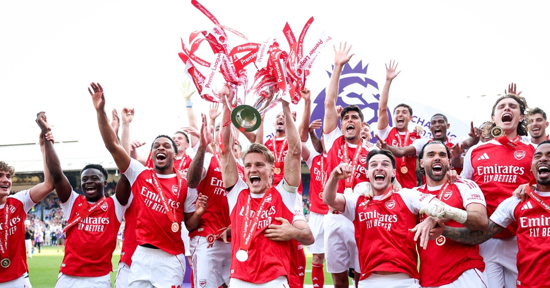 Cầu thủ Arsenal nâng cao cúp vô địch Ngoại hạng Anh