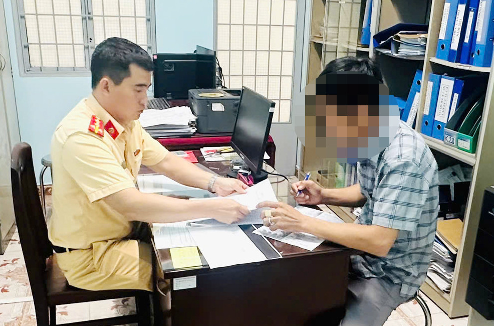 CSGT phạt.jpg