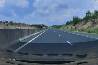 Ô tô chạy gần 100km/h tông trực diện con bò trên cao tốc, túi khí bung ra