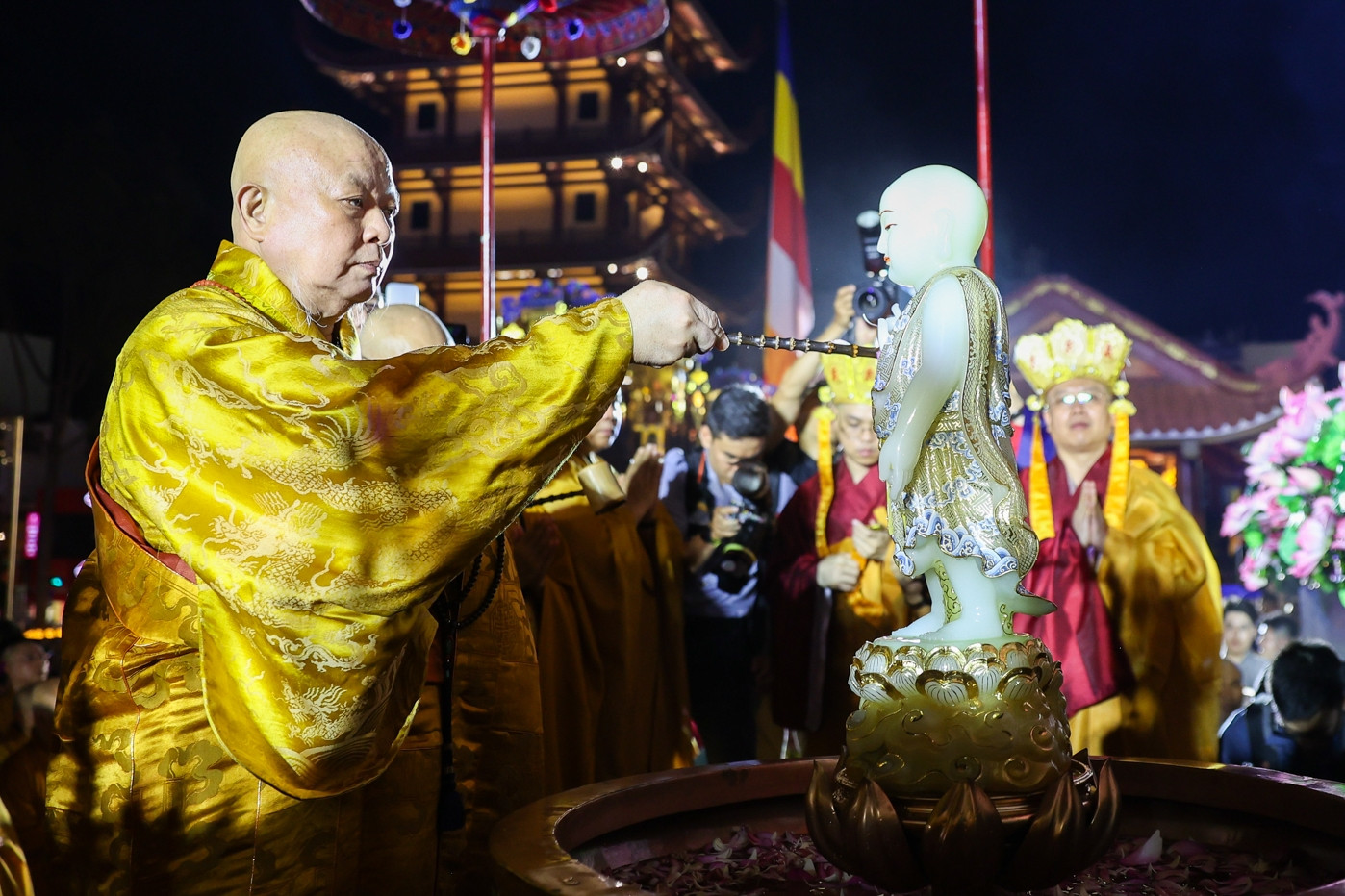 Hàng nghìn người rước Phật ngọc sơ sinh mở đầu tuần lễ Phật đản