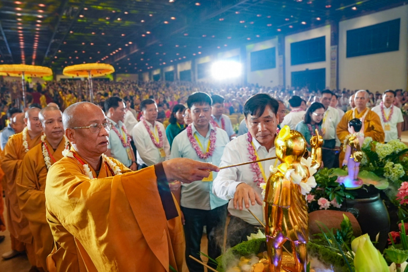 Hơn 3.000 tăng ni, phật tử và người dân tham dự lễ Phật đản tại chùa Bái Đính