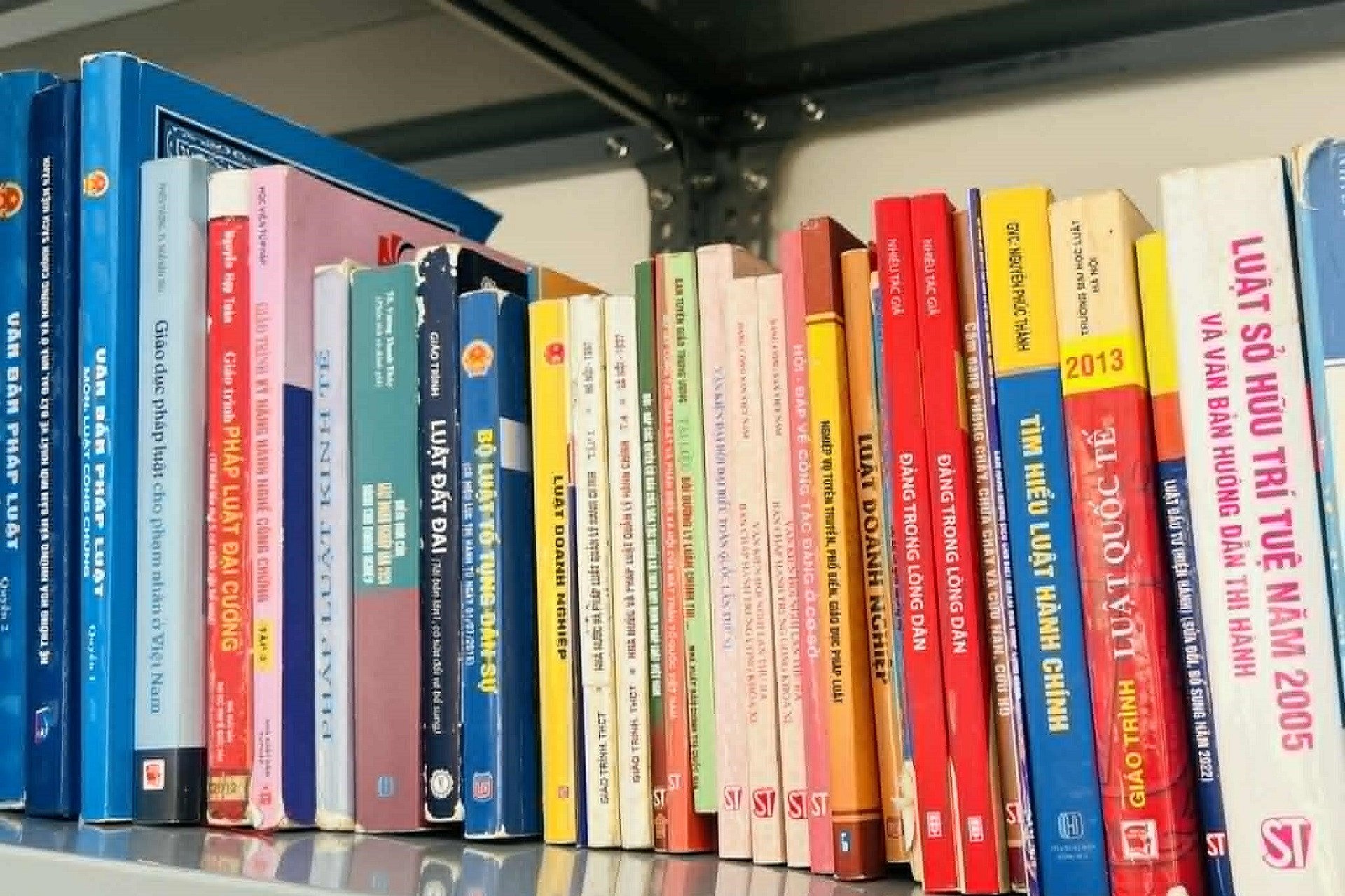 Hợp nhất tủ sách pháp luật vào các thiết chế văn hóa để giảm nghèo thông tin