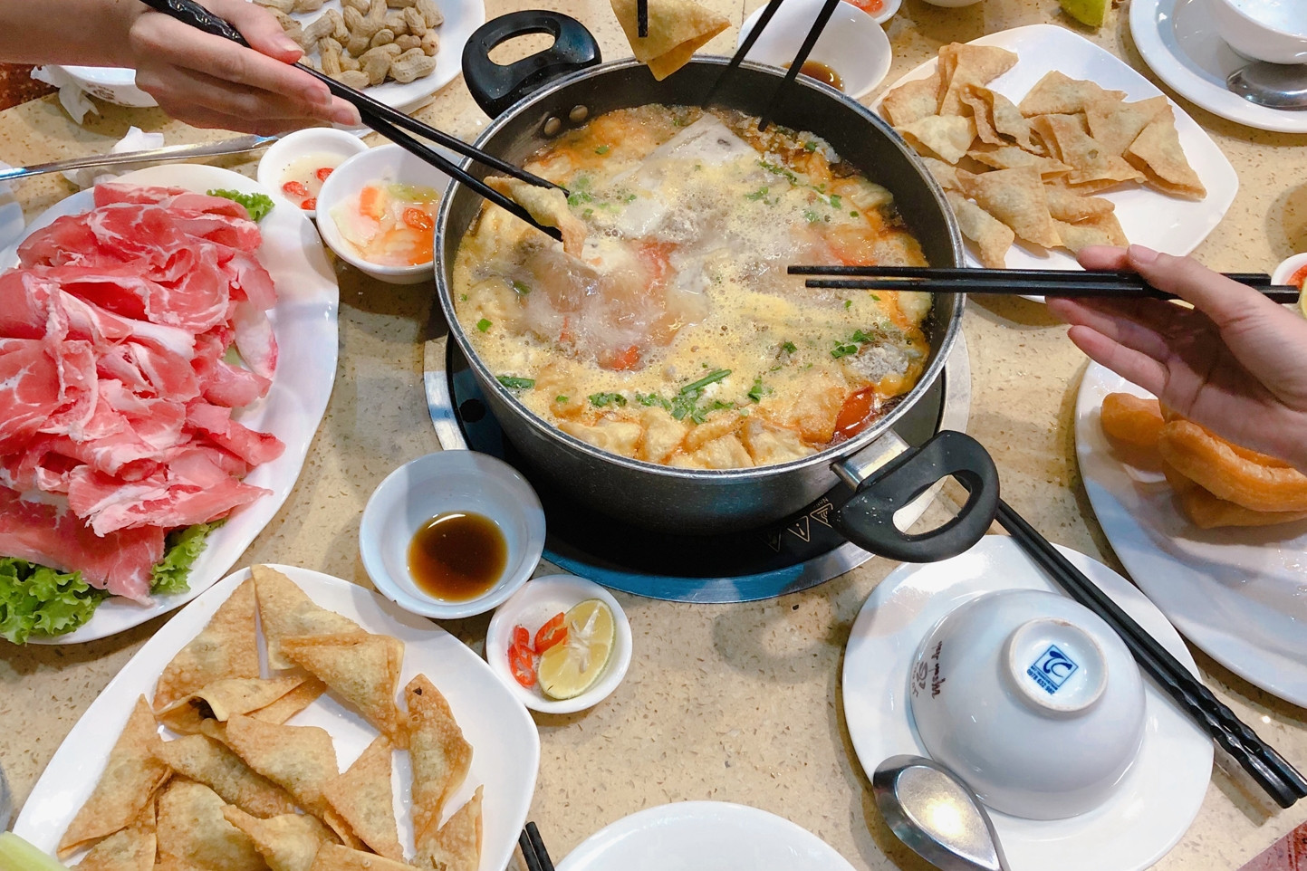  Người phụ nữ loét thực quản do một thói quen khi ăn lẩu 