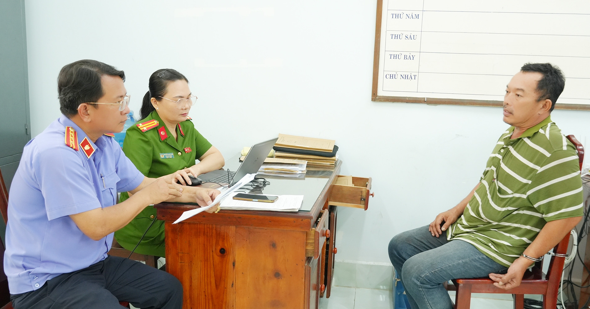 Sang nhà &amp;apos;nói chuyện&amp;apos;, người đàn ông đâm con rể của nữ hàng xóm tử vong