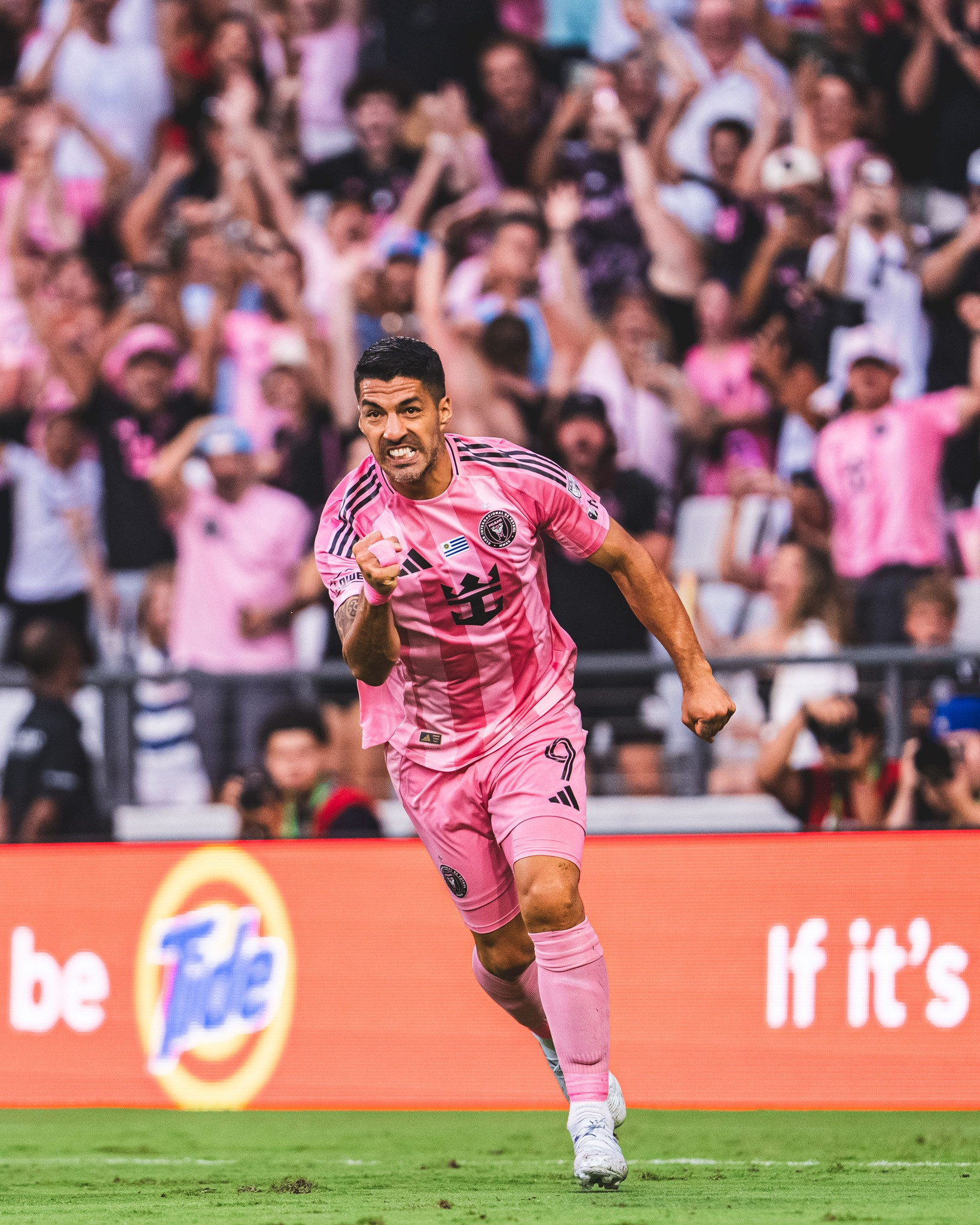 https://static-images.vnncdn.net/vps_images_publish/000001/000003/2026/5/25/suarez-inter-miami-1-401.jpg