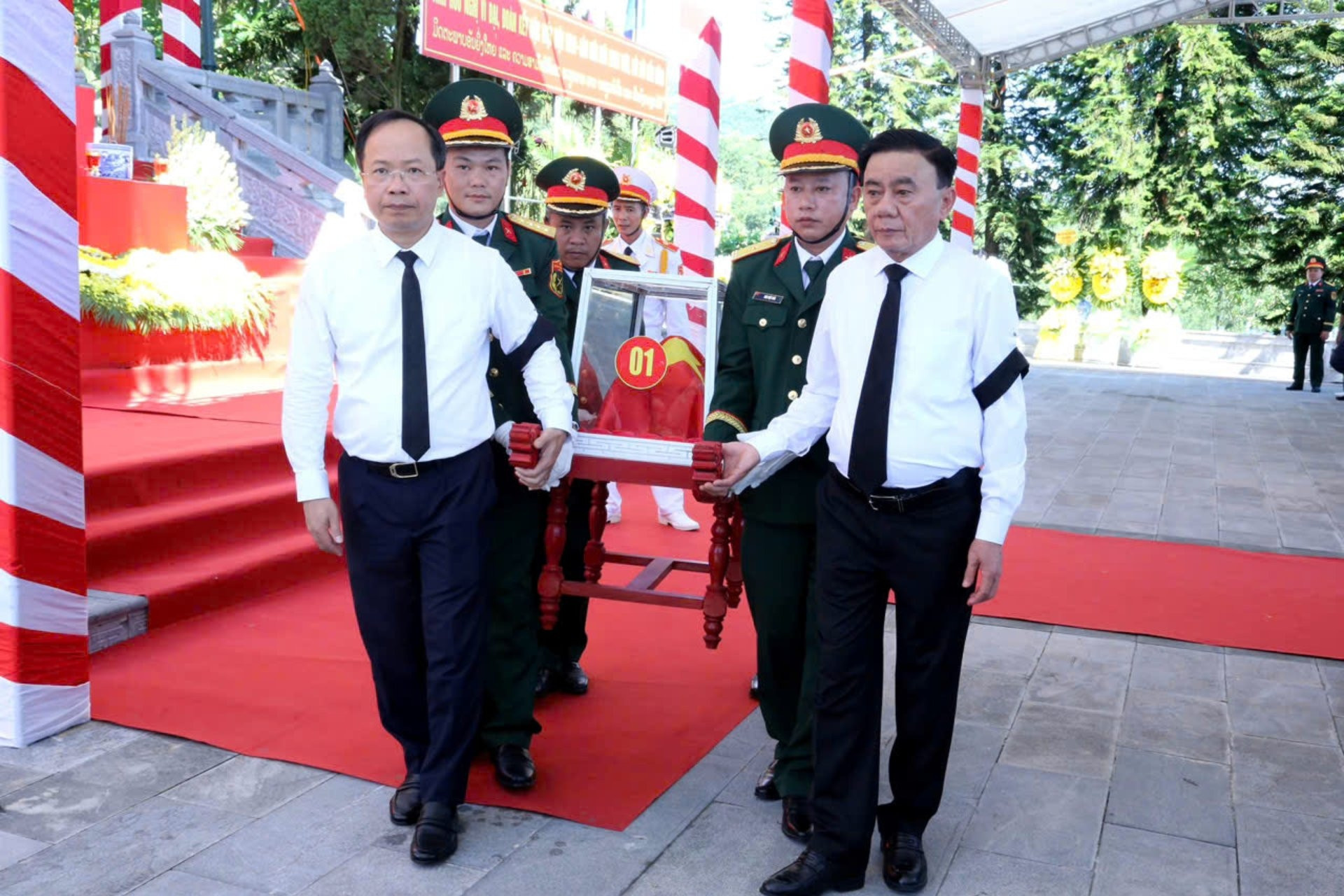 Thường trực Ban Bí thư dự lễ truy điệu, an táng liệt sĩ tại Hà Tĩnh