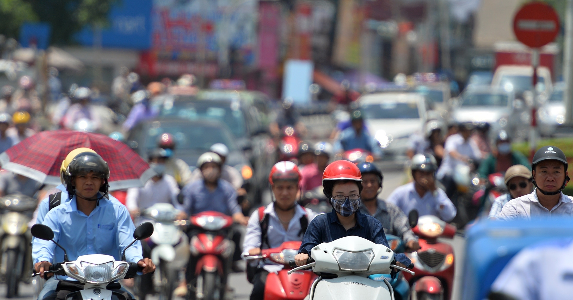 Vài phút ngoài trời nắng có thể gây sốc nhiệt, bác sĩ chỉ 2 điều cần làm ngay
