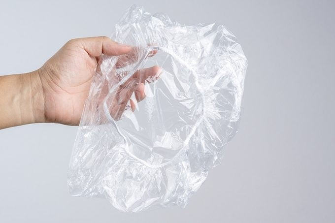Vì sao nên mang mũ tắm nilon từ khách sạn về nhà?