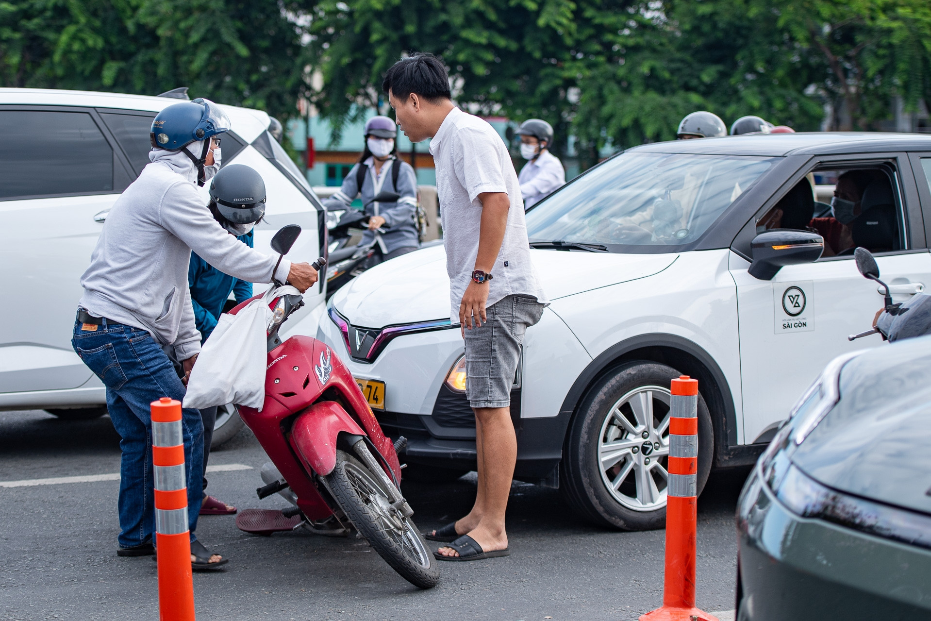 Vòng xoay Điện Biên Phủ sau ngày 'lập lại trật tự': Người dân chưa hết loay hoay