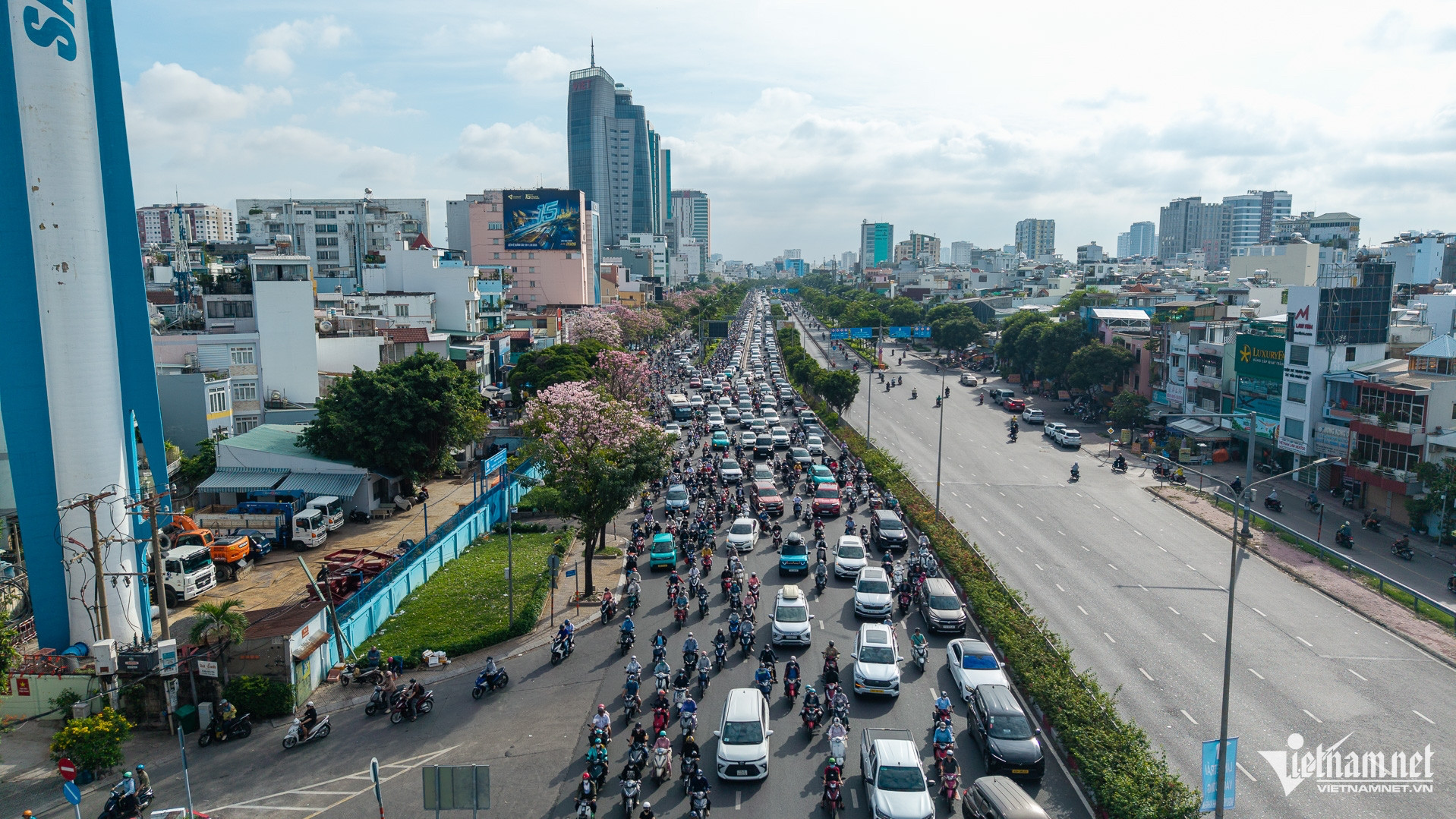 https://static-images.vnncdn.net/vps_images_publish/000001/000003/2026/5/25/w-duong-dien-bien-phu-thi-diem-luu-thong-tuan-hung-8-725.jpg