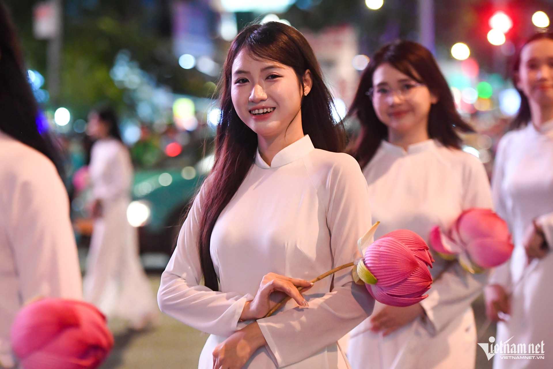 W-phật đản TPHCM   Nguyễn Huế 2.jpg