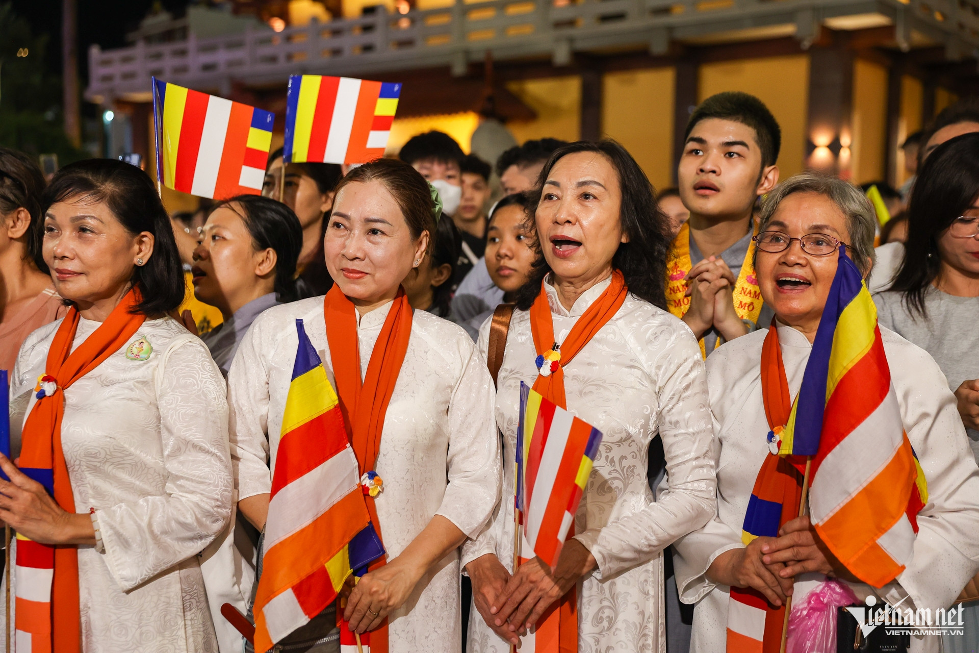 https://static-images.vnncdn.net/vps_images_publish/000001/000003/2026/5/25/w-phat-dan-tphcm-nguyen-hue-28-232.jpg