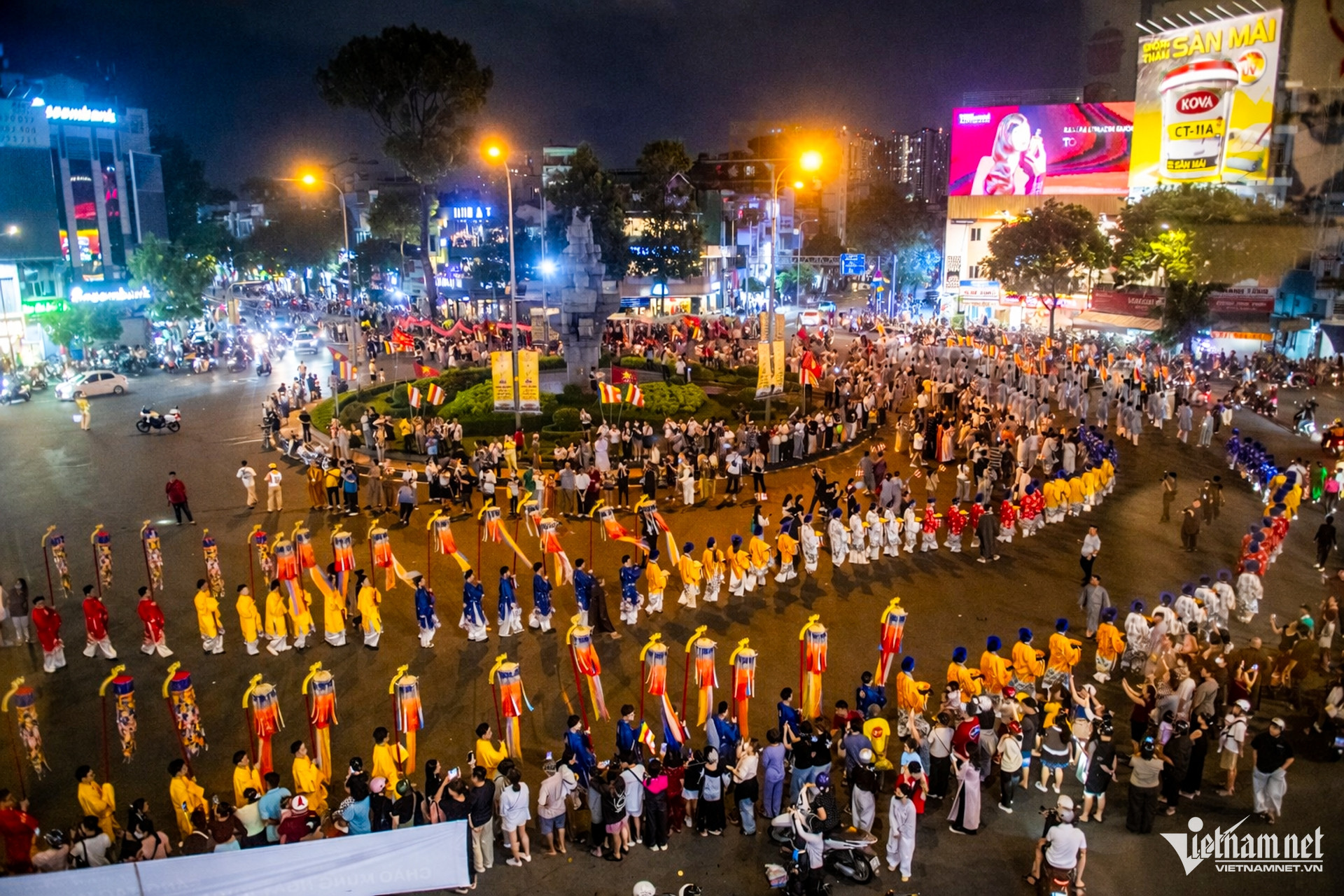 https://static-images.vnncdn.net/vps_images_publish/000001/000003/2026/5/25/w-phat-dan-tphcm-nguyen-hue-30-219.jpg