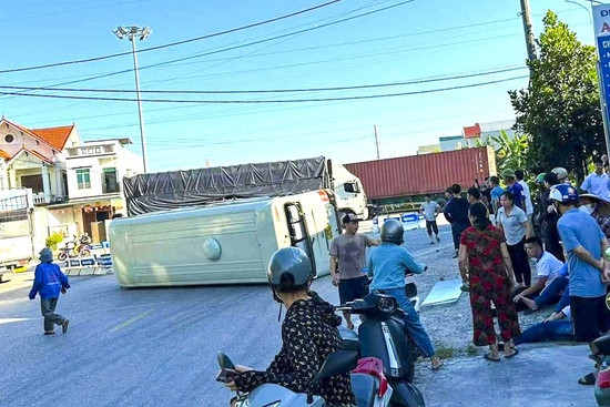 Bản tin chiều 26/5: Ô tô chở sinh viên lật ngang giữa đường