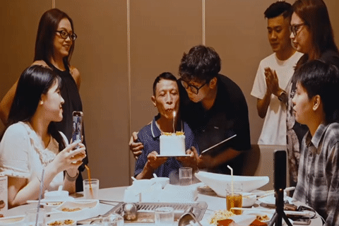 Bố đơn thân nuôi con suốt 27 năm, bật khóc trong tiệc sinh nhật bất ngờ