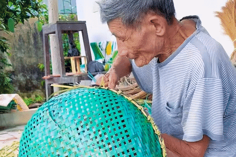 Cụ ông U100 ở Nghệ An ngày ăn 5 bữa, tự đạp xe đi chợ, đan lát khéo tay
