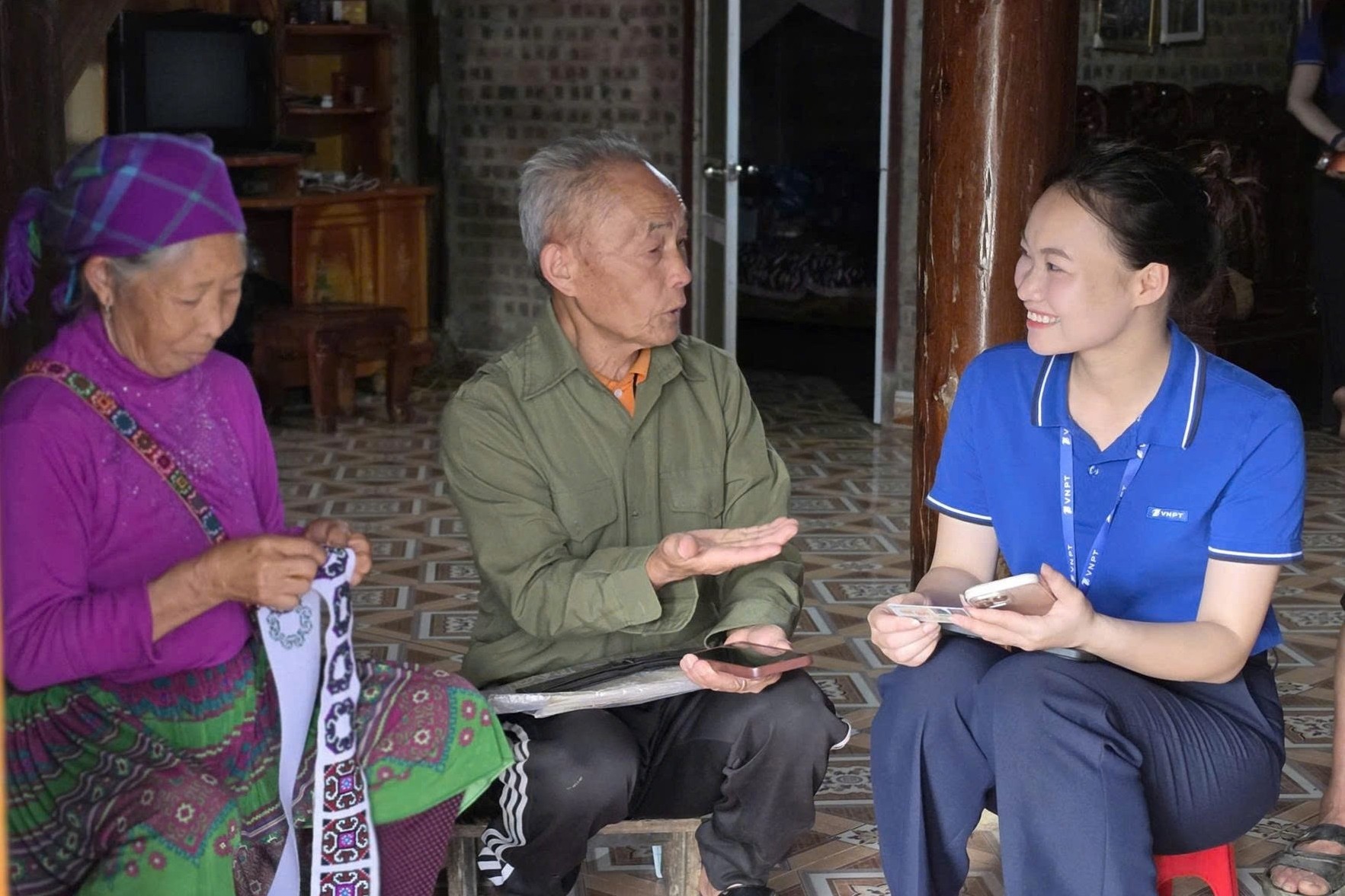 'Đi từng bản, gõ từng nhà' giữa mùa làm nương để xác thực thuê bao