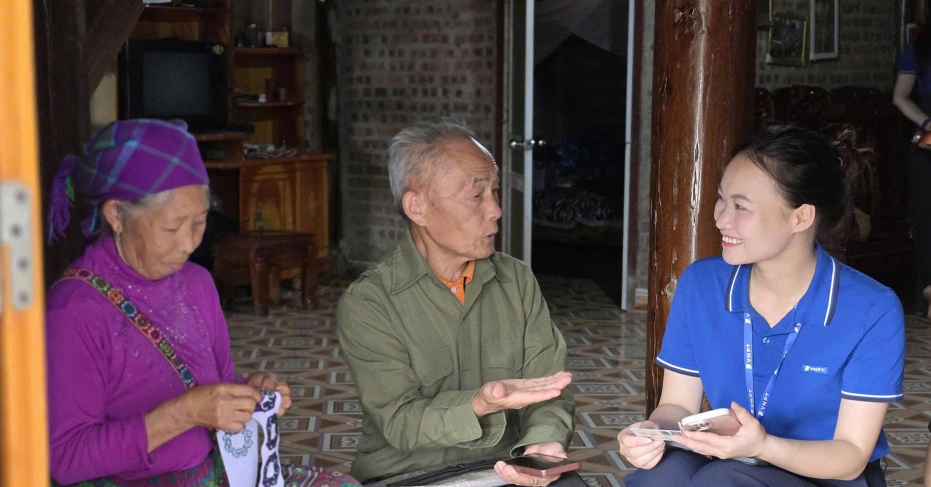 "Đi từng bản, gõ từng nhà" giữa mùa làm nương để xác thực thuê bao