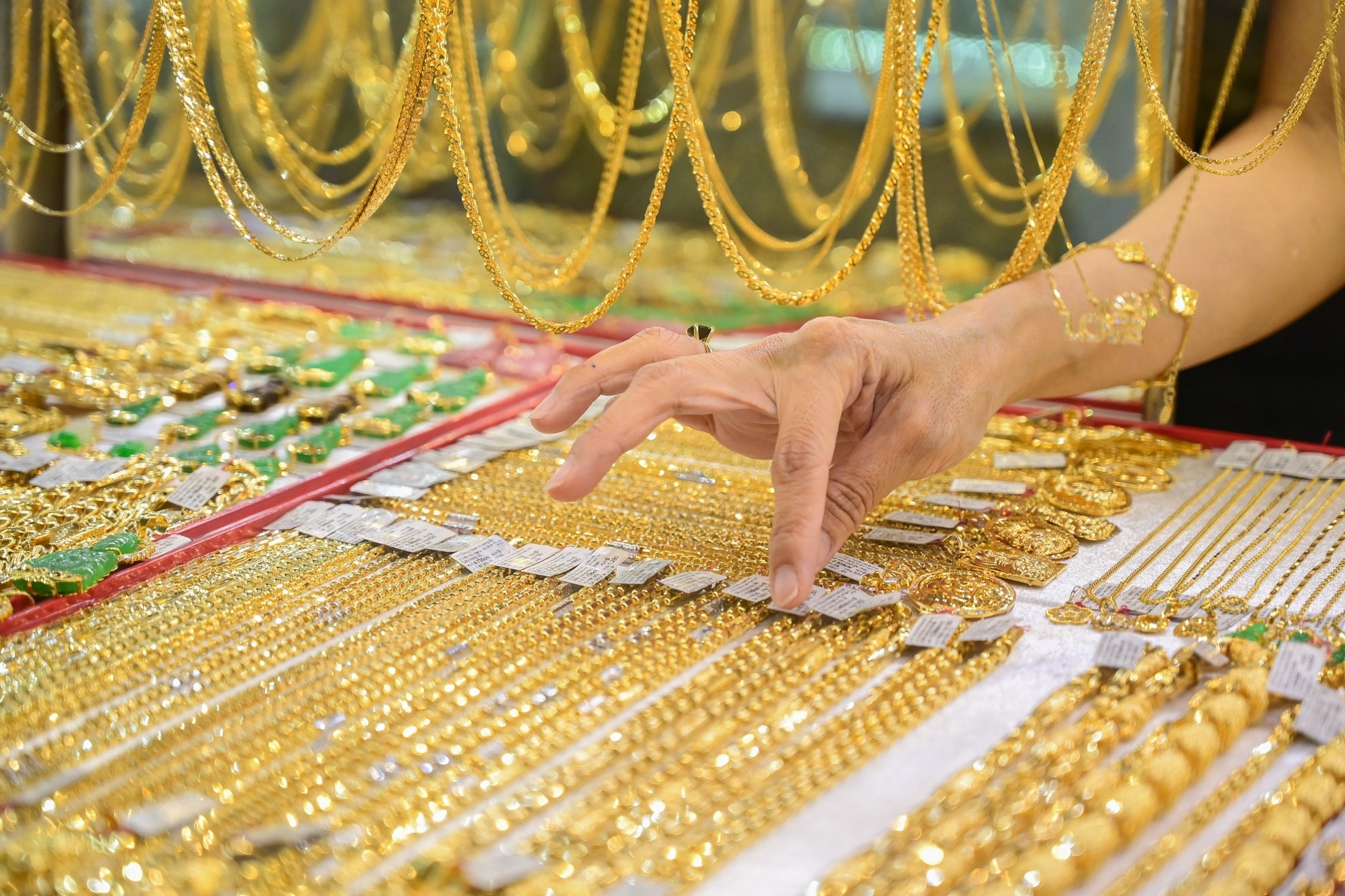 Giá vàng lao dốc dữ dội: Nhà đầu tư xả ‘vàng giấy’, dân âm thầm vét vàng thật
