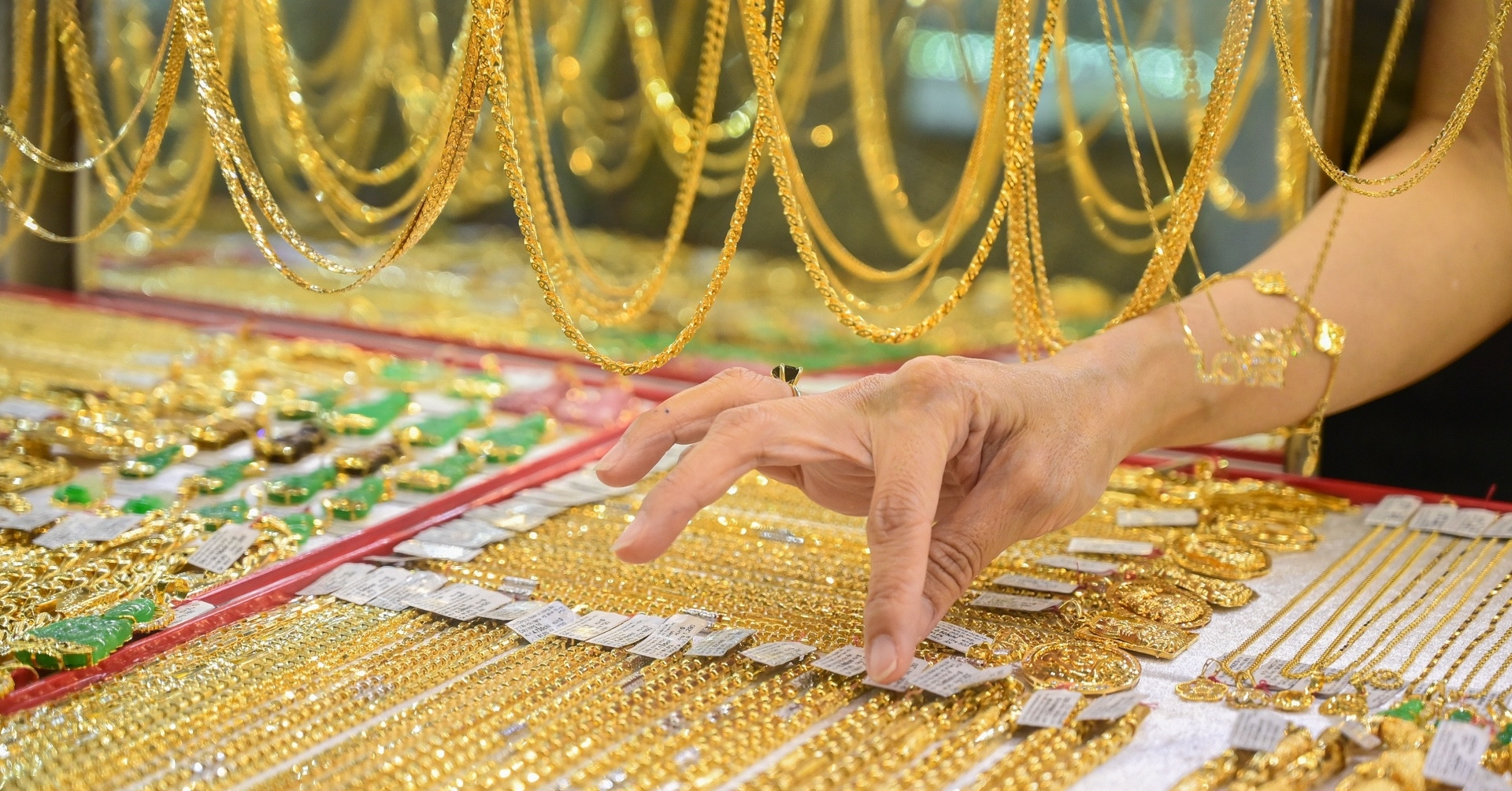 Giá vàng lao dốc dữ dội: Nhà đầu tư xả ‘vàng giấy’, dân âm thầm vét vàng thật
