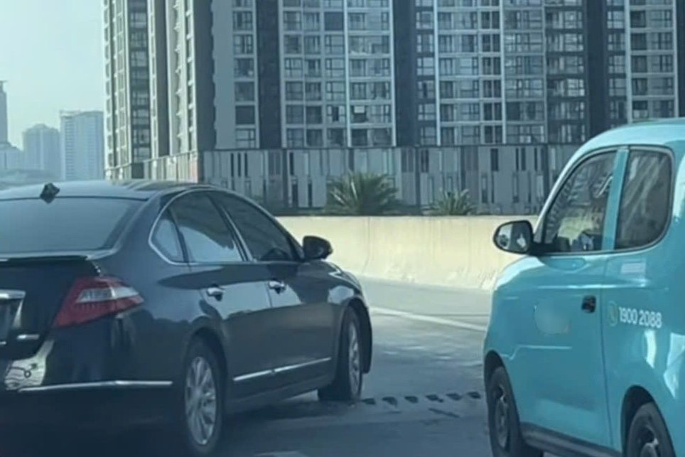 Hà Nội: Khe co giãn Vành đai 3 trên cao bất ngờ trồi lên, tài xế ô tô nơm nớp lo sự cố