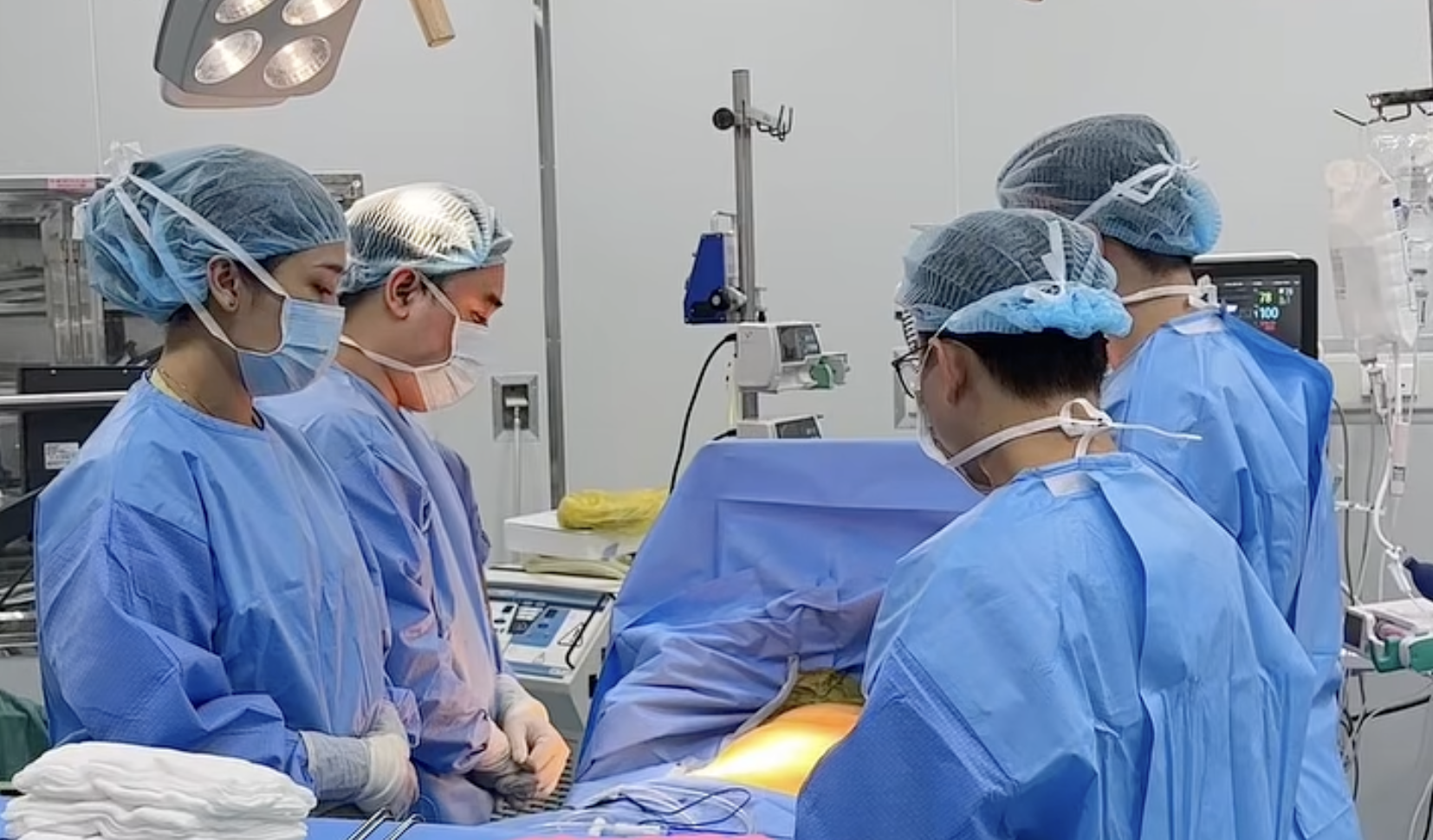 Phút giây tiễn biệt, gia đình thực hiện tâm nguyện cuối cùng của con gái 19 tuổi