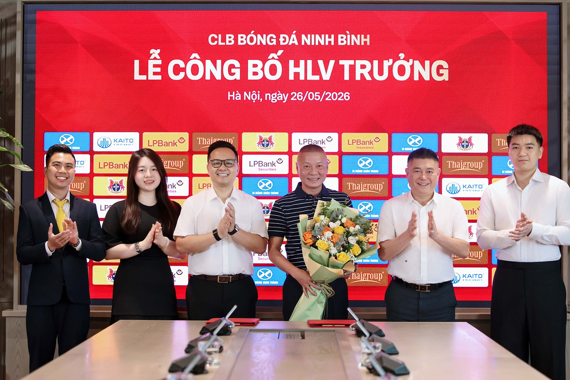 HLV Chu Đình Nghiêm chia tay CLB Hải Phòng, ký 3 năm với Ninh Bình