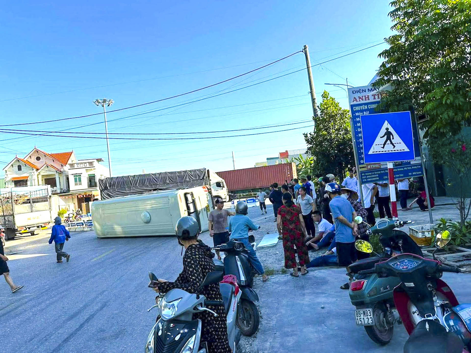 Lật xe khách trở học sinh_14.JPG