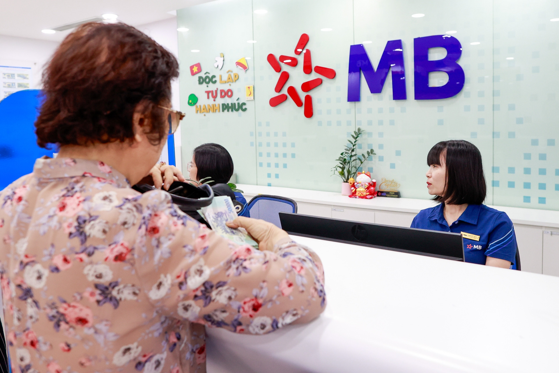 Lãi suất ngân hàng hôm nay 26/5/2026: Ông lớn hạ lãi suất, mức 7,2%/năm biến mất