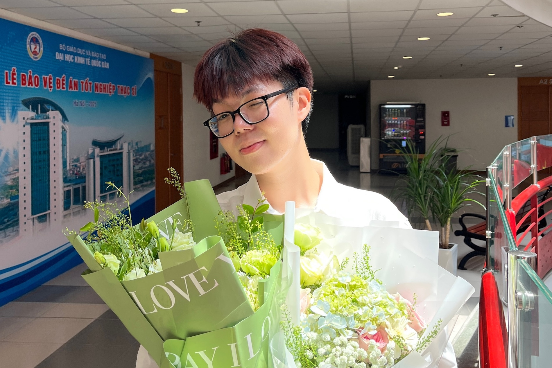 Nam sinh là thủ khoa đầu ra Đại học Kinh tế Quốc dân với bảng điểm toàn A
