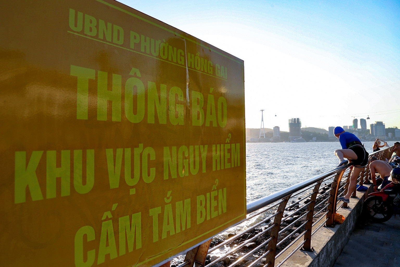 Nắng nóng hầm hập, người dân chui rào, trèo thang dây tắm biển ở khu vực cấm