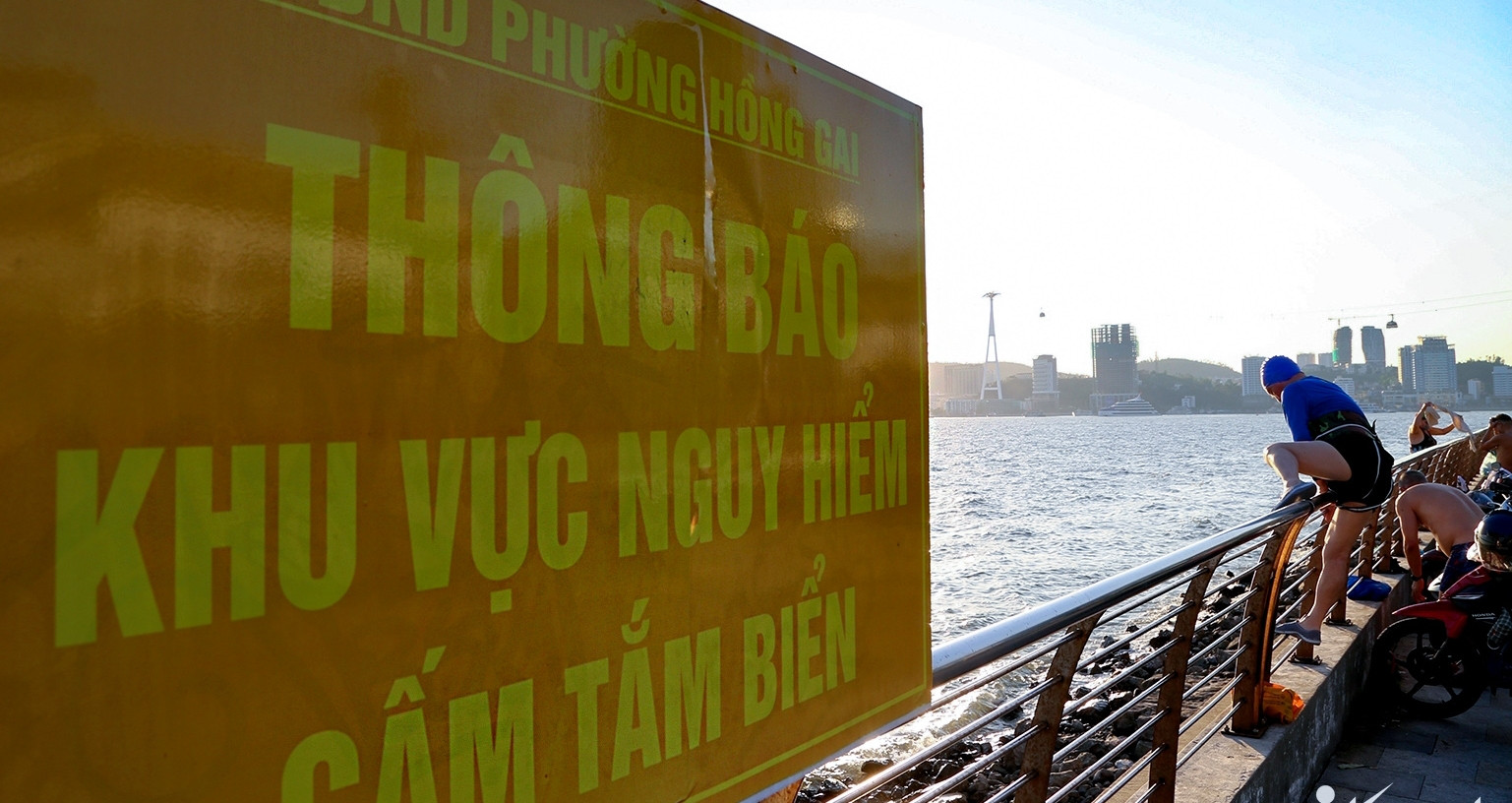 Nắng nóng hầm hập, người dân chui rào, trèo thang dây tắm biển ở khu vực cấm