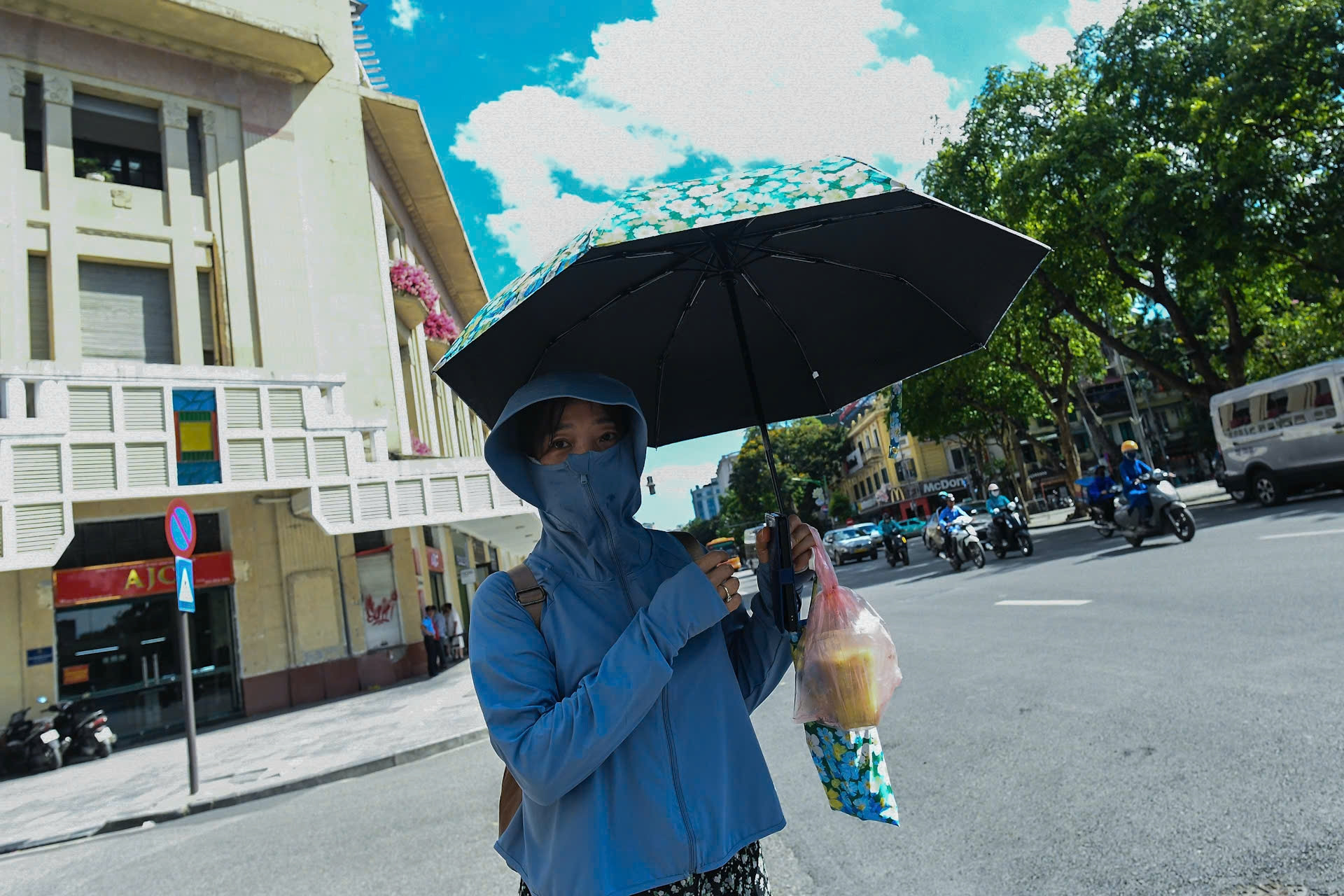Nắng nóng ở miền Bắc có thể kéo dài hơn dự báo, bao giờ có mưa giông?