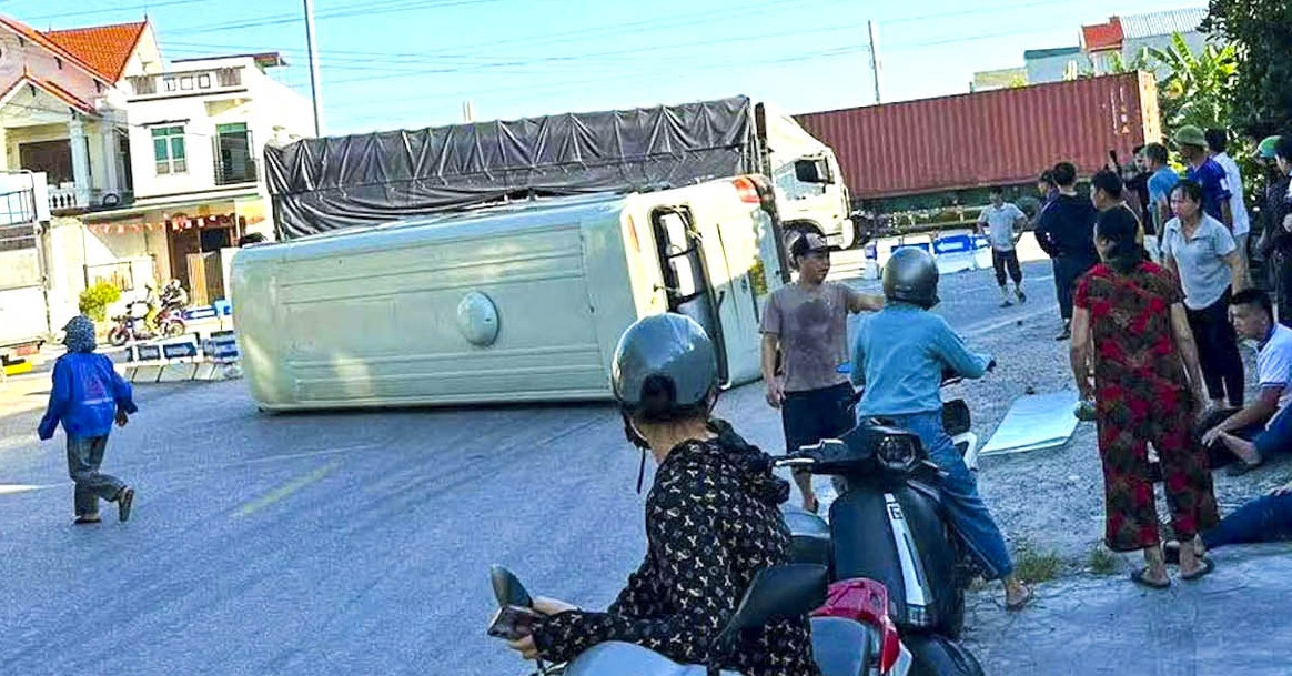 Ô tô chở sinh viên lật ngang giữa đường