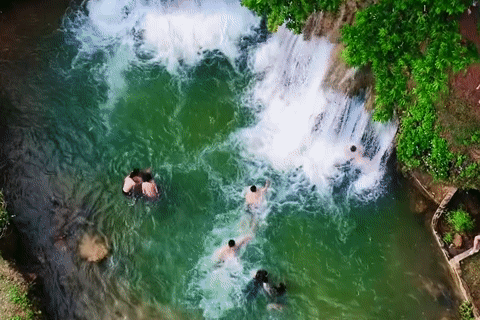Suối mát lạnh cách Hà Nội 200km, ô tô đỗ gần, khách kéo nhau đến trốn nóng
