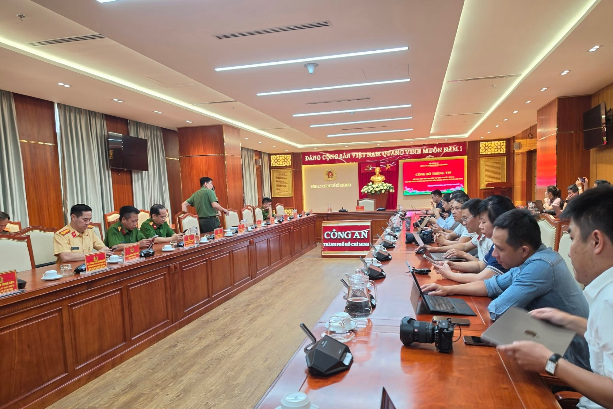 Trung tướng Mai Hoàng chủ trì họp báo vụ 2 nghi phạm nổ súng giết người tại TPHCM