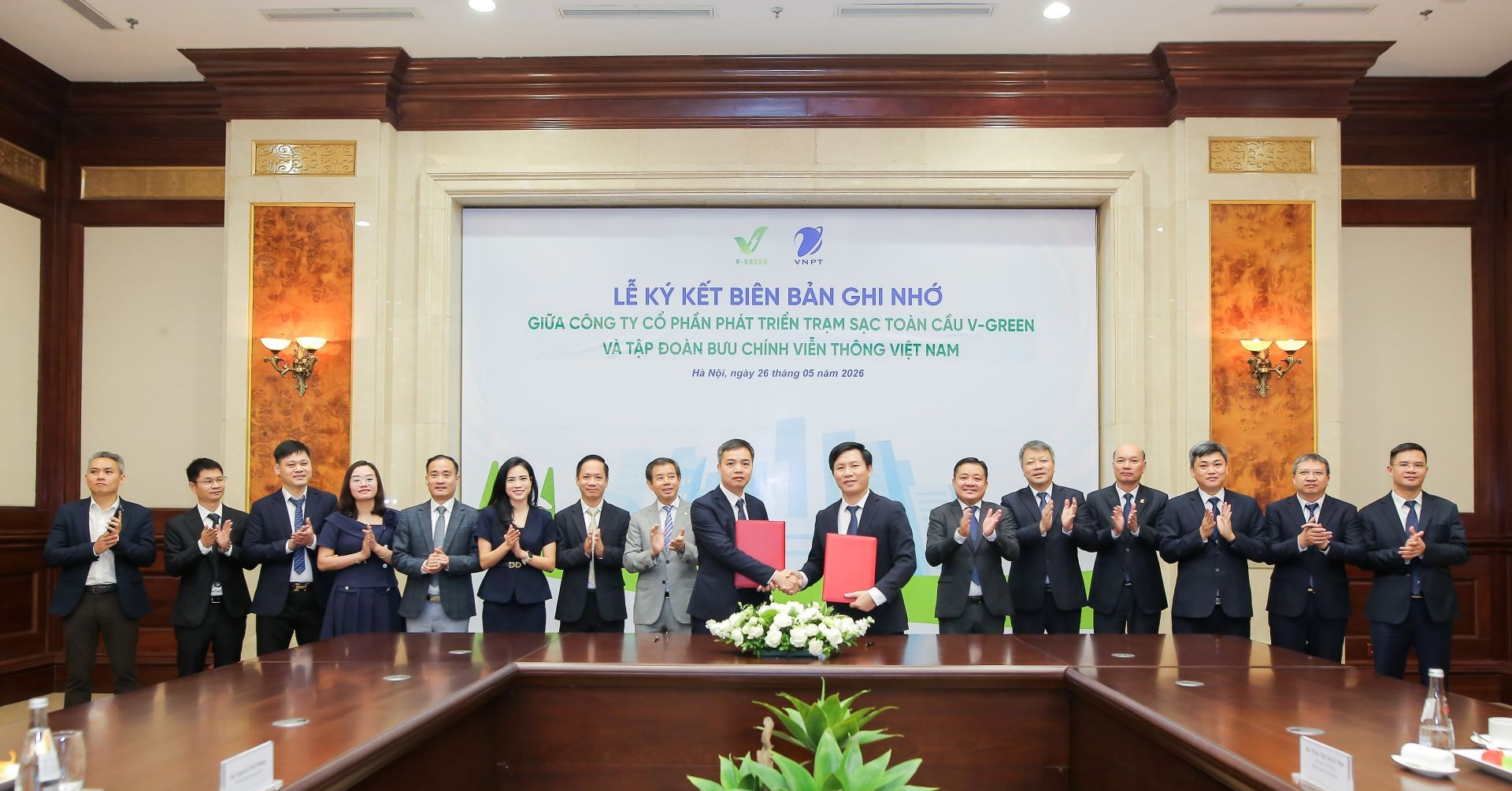 V-Green và VNPT hợp tác phát triển mạng lưới trạm sạc, tủ đổi pin xe điện