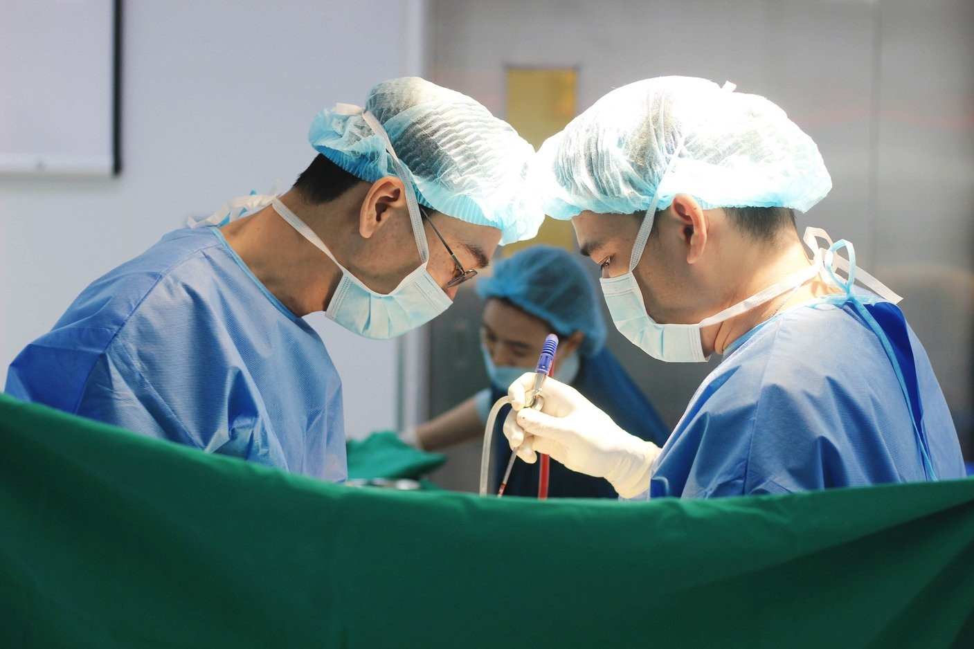 Vinmec Phú Quốc: 3 giờ ‘nghẹt thở’ bóc tách khối u buồng trứng 10 cm
