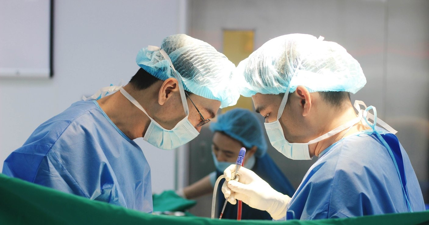 Vinmec Phú Quốc: 3 giờ ‘nghẹt thở’ bóc tách khối u buồng trứng 10 cm