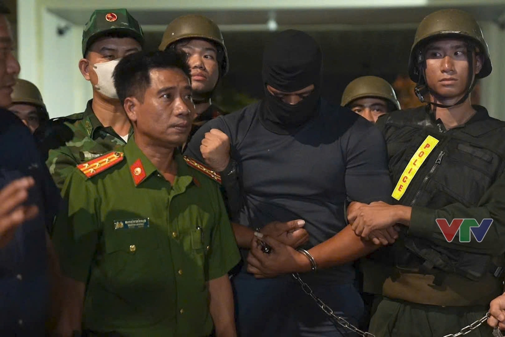 Vụ 2 nghi phạm nổ súng giết người: Xuất hiện tài xế 24 tuổi và 7 đối tượng giúp bỏ trốn