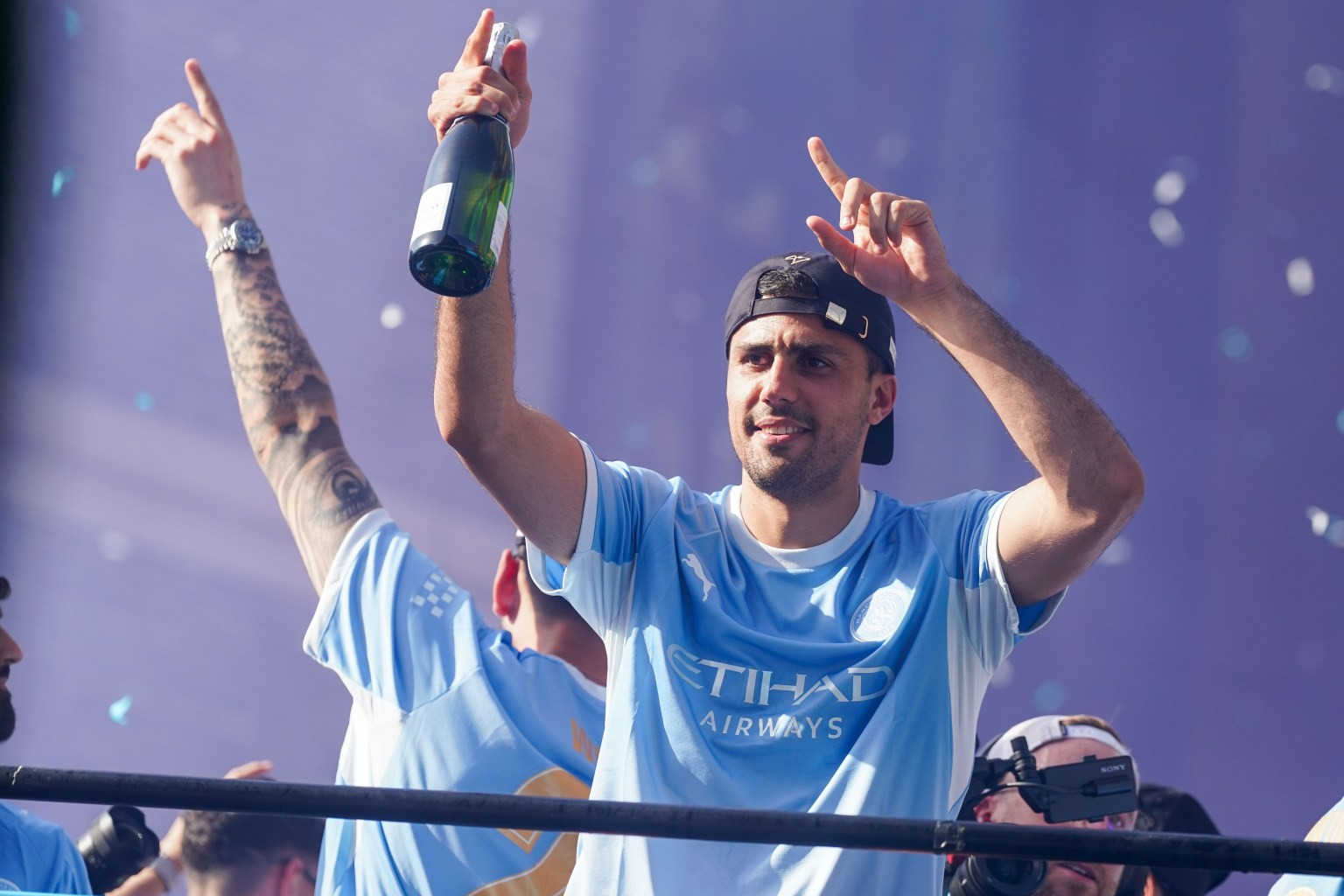 www_thesun_co_uk manchester city s players celebrate 1083837780 (1).jpg