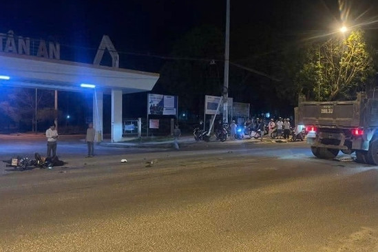 Bản tin trưa 27/5: Hai thanh niên tử vong tại chỗ sau cú va chạm với xe ben