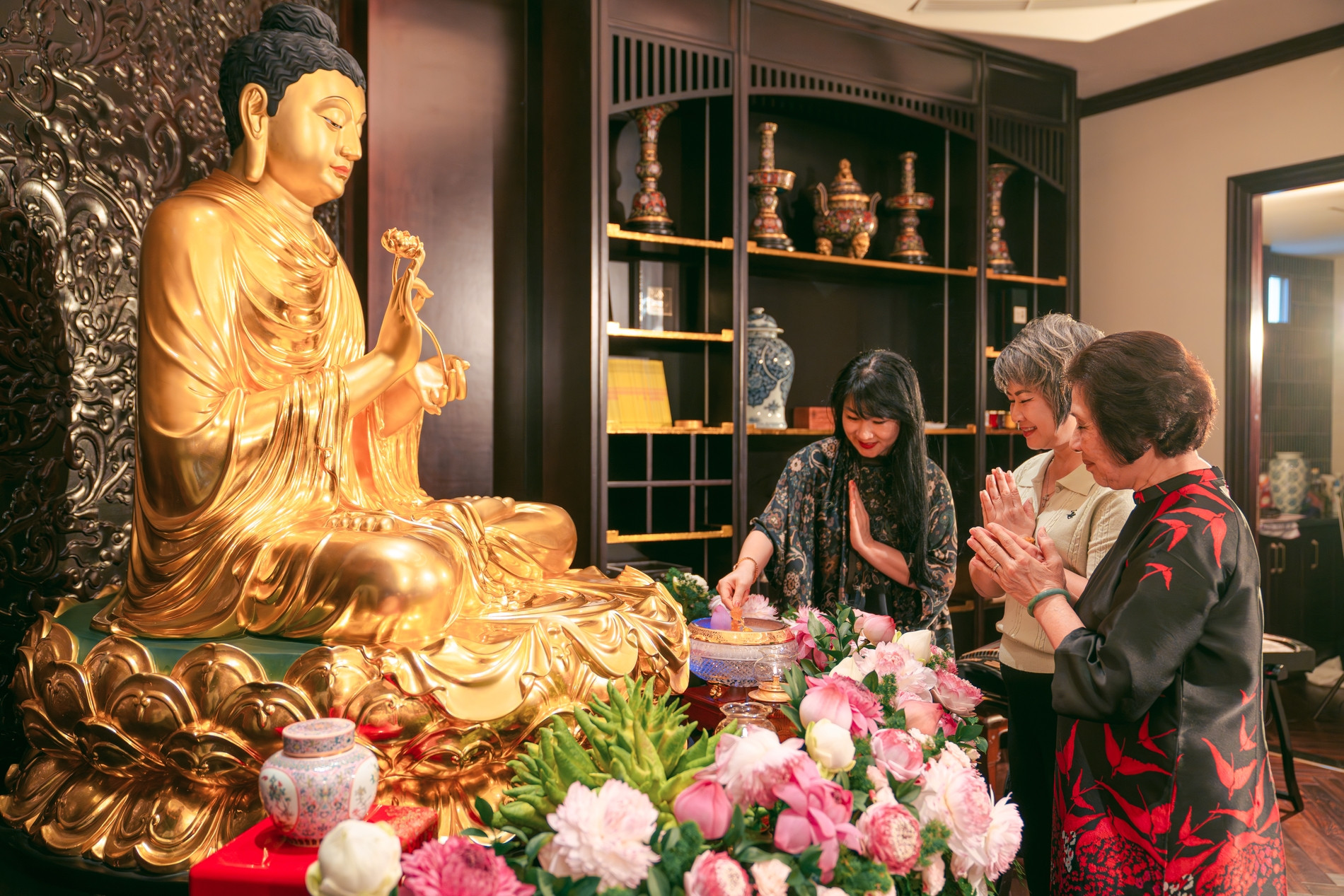 5.gia dinh chị ngoc lan tam phat tai gia.jpg