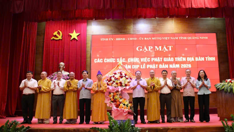 Bí thư Tỉnh ủy và các đồng chí lãnh đạo tỉnh tặng hoa chúc mừng Giáo hội Phật giáo tỉnh cùng các chức sắc, tăng ni, phật tử toàn tỉnh